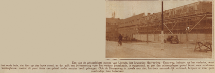 874329 Gezicht op de bouw van een woningblok op de hoek van de Herenweg (voorgrond) en de Kruisweg te Utrecht.